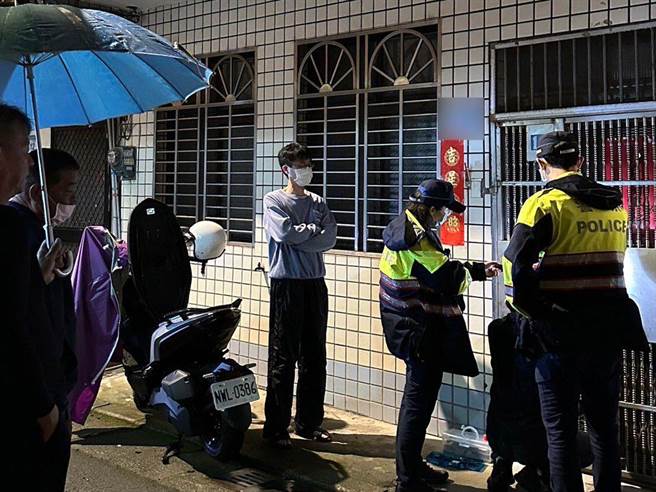 警消破门协助老妇送医，所幸并无大碍。(警方提供／吕筱蝉桃园传真)