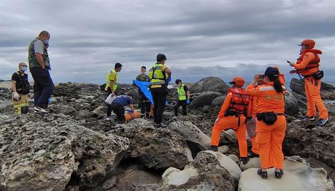 台东小野柳风景区礁岩，今天下午发现1具不明男尸。（民眾提供）