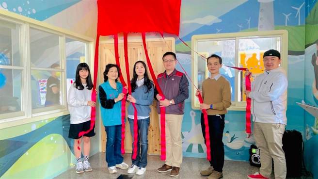 苗栗縣長鍾東錦夫人陳美琦等人到場揭牌啟用。（李京昇攝）