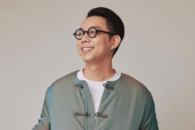 新创科技圈的国师，也是专业命理看相风水师简少年。（图／时报出版提供）