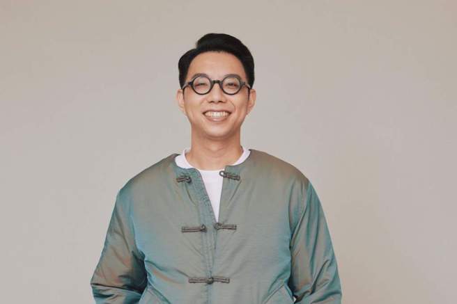 新创科技圈的国师，也是专业命理看相风水师简少年。（图／时报出版提供）