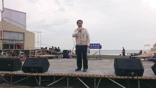 漁光島藝術節找來阿爆演唱，台南市長黃偉哲簡短致詞讓大家盡快欣賞歌手表演。（程炳璋攝）