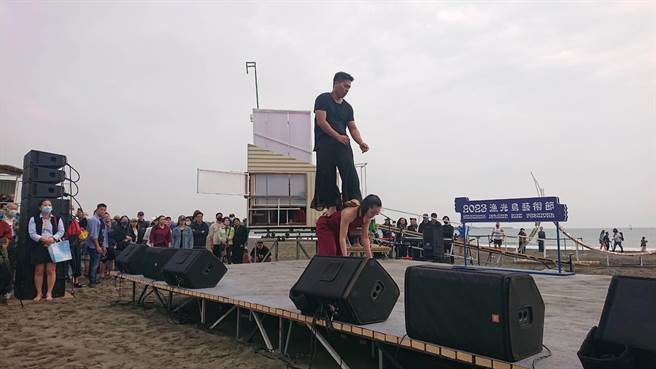 漁光島藝術節有近萬人圍坐在沙灘上看表演。（程炳璋攝）
