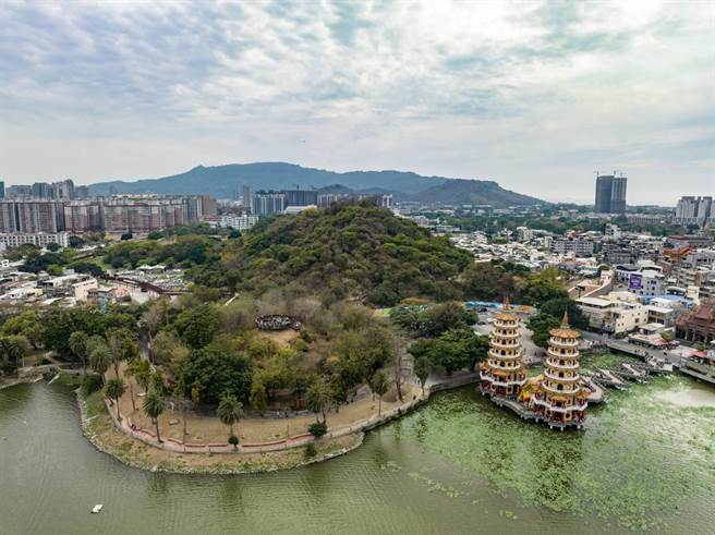 高雄左营莲池潭边龟山脚下「见城之道」歷时7年修復竣工，今日启用。（林雅惠摄）