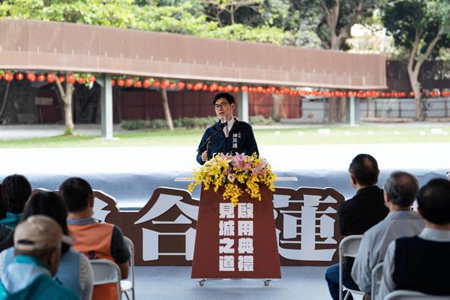 高雄左营莲池潭边龟山脚下「见城之道」启用，市长陈其迈表示，高雄终于也有了属于自己的见城之道，歷史现场的重建，不只是重建现场、记忆，更是重建左营人的感情。（林雅惠摄）