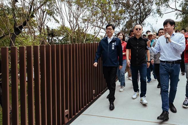 文资委员王御风导览见城之道的修復与旧城的歷史。（林雅惠摄）