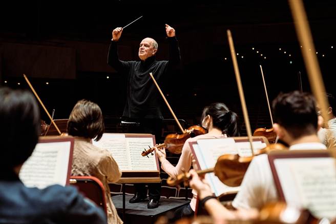 指挥家汉斯．葛拉夫二次和国家交响乐团合作。（国家交响乐团提供）