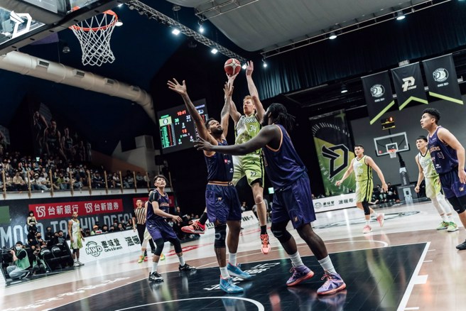 吉尔贝克面对对方两名洋将防守仍然起身跳投。(梦想家提供)