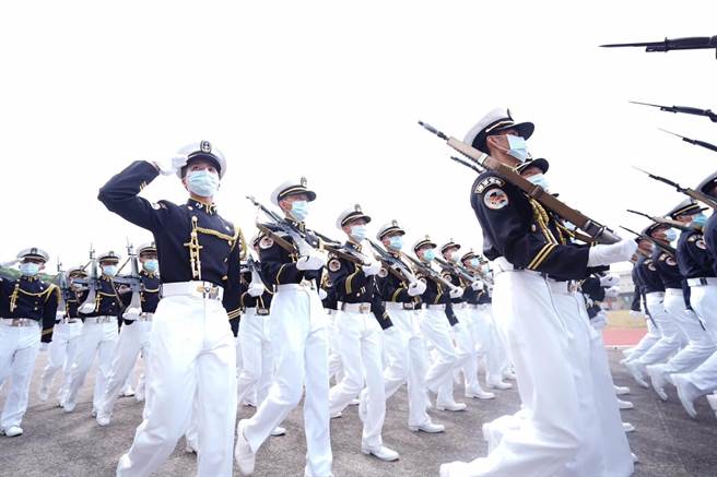 遠航訓練期間，官校生們將在校四年所學理論與艦艇實務經驗相結合，為日後擔任海軍軍官，奠定良好基礎。（軍方提供／林雅惠高雄傳真）