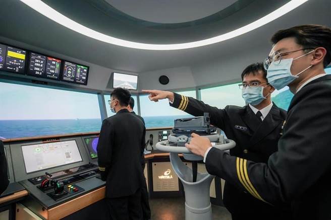 遠航訓練期間，官校生們將在校四年所學理論與艦艇實務經驗相結合，為日後擔任海軍軍官，奠定良好基礎。（軍方提供／林雅惠高雄傳真）