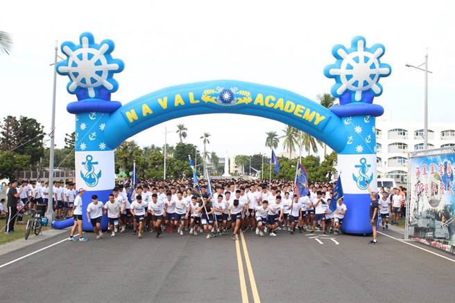 遠航訓練期間，官校生們將在校四年所學理論與艦艇實務經驗相結合，為日後擔任海軍軍官，奠定良好基礎。（軍方提供／林雅惠高雄傳真）