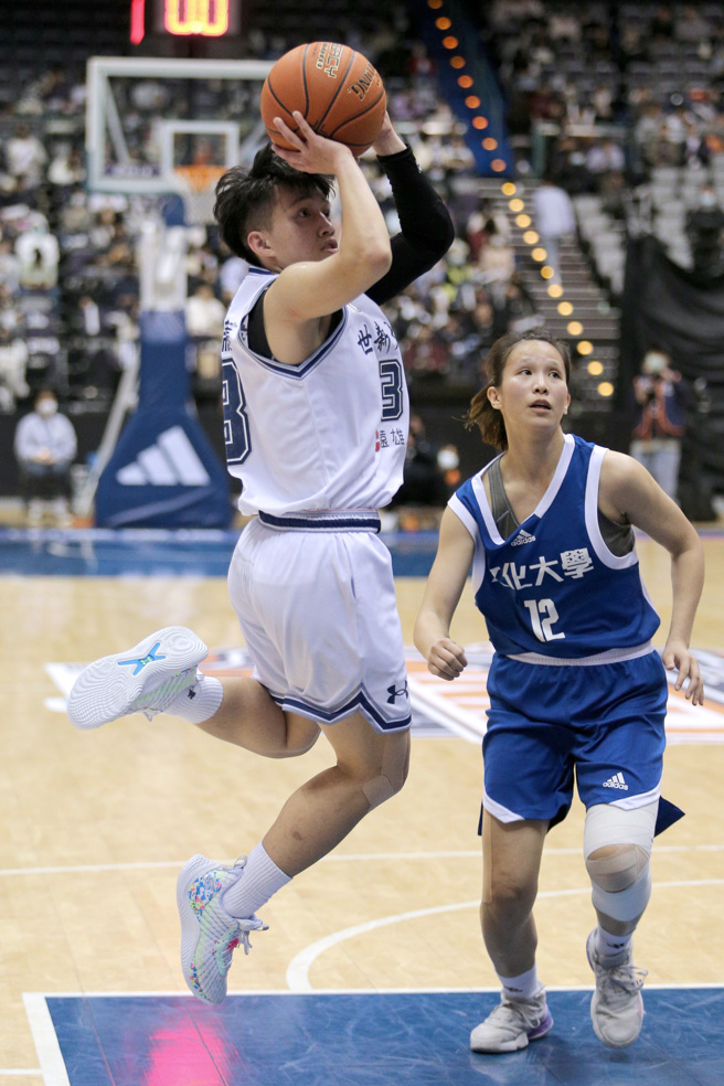 111学年度富邦人寿UBA大专篮球联赛公开女一级冠军战26日开打，由世新大学对上文化大学，世新大学宋瑞蓁（左）在禁区跳投。（黄世麒摄）