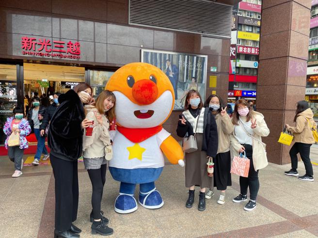 新光三越台北站前店即起至4月9日每周末下午14：00～15：00，有摩爾莊園超萌大型人偶出沒。（新光三越提供）