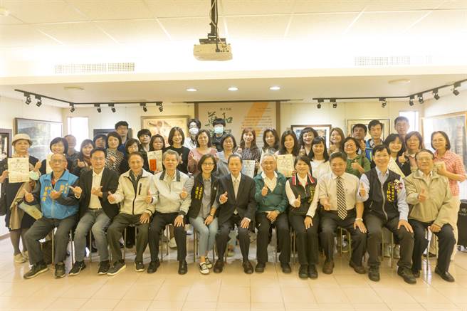 第15届万和美展26日颁奖，萧董事长与贵宾及得奖人合照。(万和宫提供)