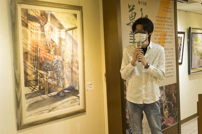 以作品「光．祖灵的归宿」水彩作品夺下西画类第一名的江翊凡。(万和宫提供)