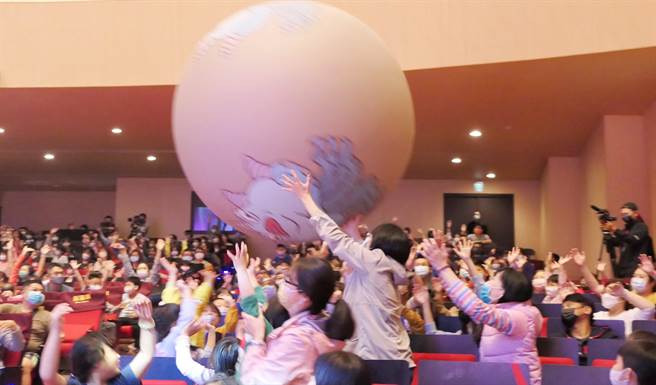 整場戲劇結合多首感人與生動的歌舞，讓親子在歡笑中認識兒童權利。（台南市政府社會局提供／張毓翎台南傳真）