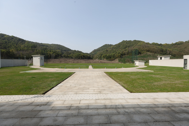 杭州亚运射击飞靶项目比赛场地，背景成为选手最大挑战，必须提升专注度。（中华奥会提供）