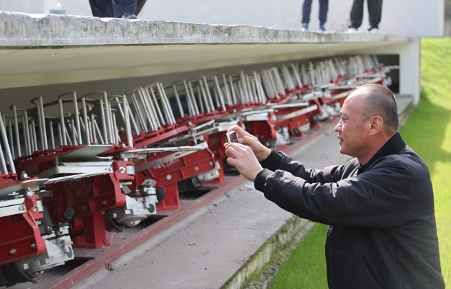 射击教练张简铭杉考察杭州亚运飞靶项目器材。（中华奥会提供）
