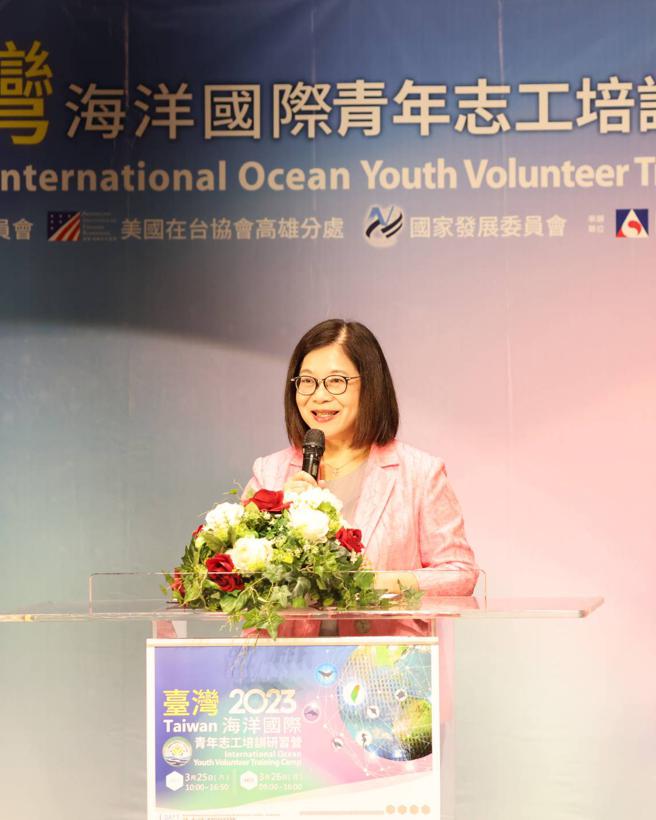 海委会主委管碧玲与300位海洋国际青年志工共同宣示：向海废宣战（海委会提供）