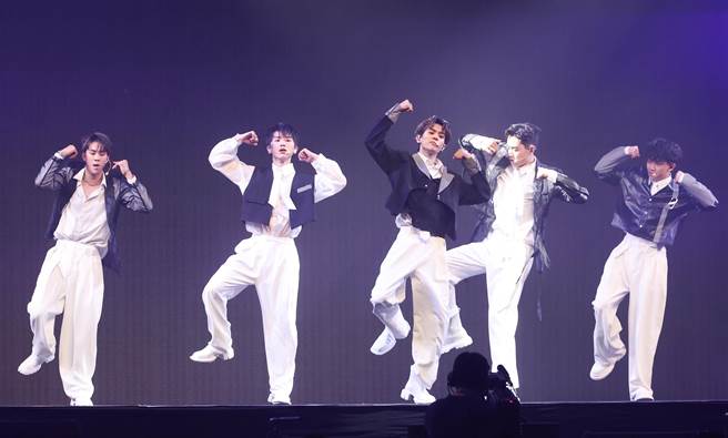 AcQUA源少年的李秉谕（左起）、黄莑茗、卢佾旸、须弘道、林毓家今在音乐会上劲歌热舞。（陈俊吉摄）