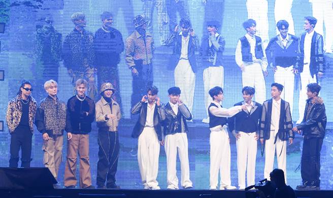 源少年与FEniX合体。（陈俊吉摄）