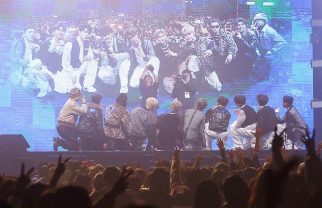 源少年与FEniX与台下歌迷们大合照。（陈俊吉摄）