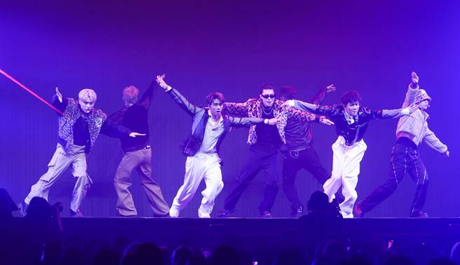 李秉谕、林毓家与表演嘉宾FEniX合作演出。（陈俊吉摄）