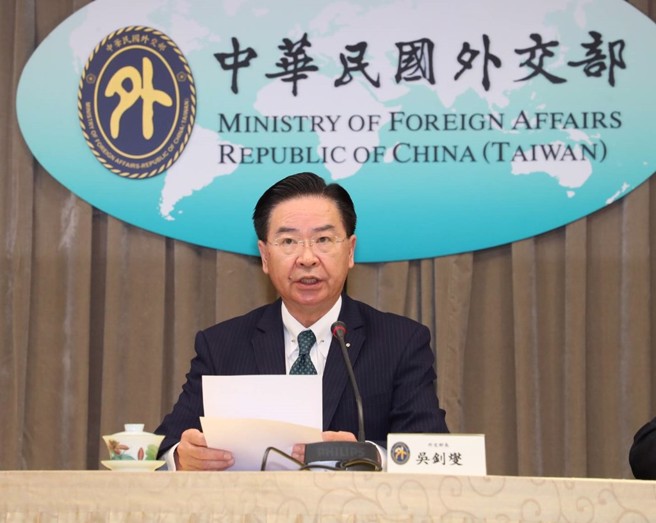 外交部长吴钊燮26日亲自说明我与宏都拉斯断交一事。（刘宗龙摄）