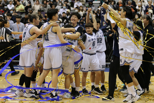 111学年度富邦人寿UBA大专篮球联赛公开女一级冠军战26日开打，由世新大学对上文化大学，世新以65比54击败文化夺冠，拿下四连霸，球员们欣喜庆祝。（黄世麒摄）