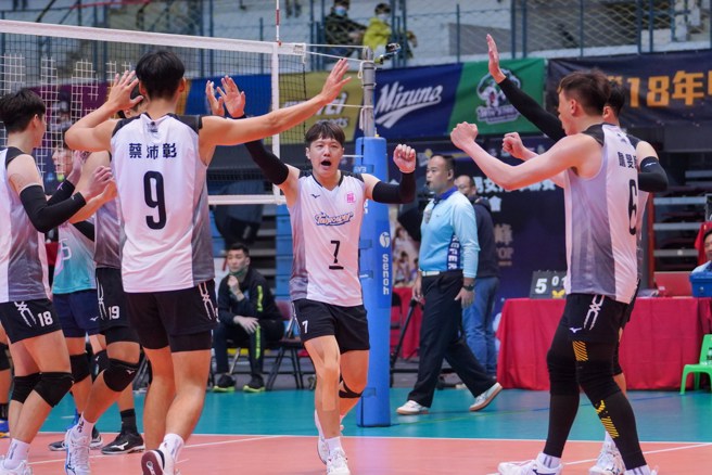 屏东台电球员在场中庆祝。(中华排协提供)