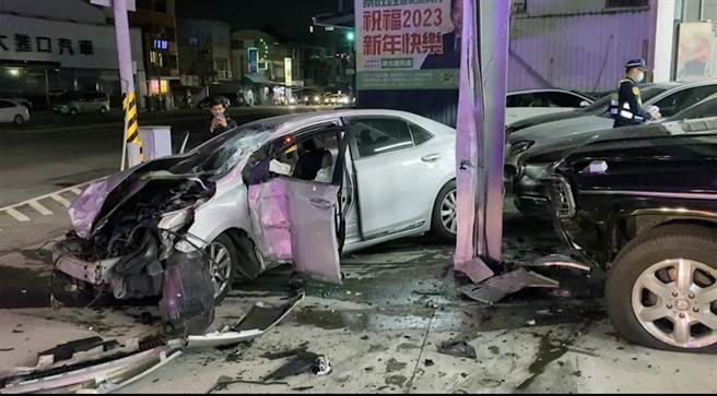 1辆自小客车行经台南市仁德区大同路三段时，突然失控衝入路旁1家中古车行，撞毁店内1辆待售、俗称大G的宾士G500吉普车。（读者提供／洪荣志台南传真）