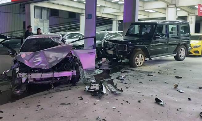 1辆自小客车行经台南市仁德区大同路三段时，突然失控衝入路旁1家中古车行，撞毁店内1辆待售、俗称大G的宾士G500吉普车。（读者提供／洪荣志台南传真）