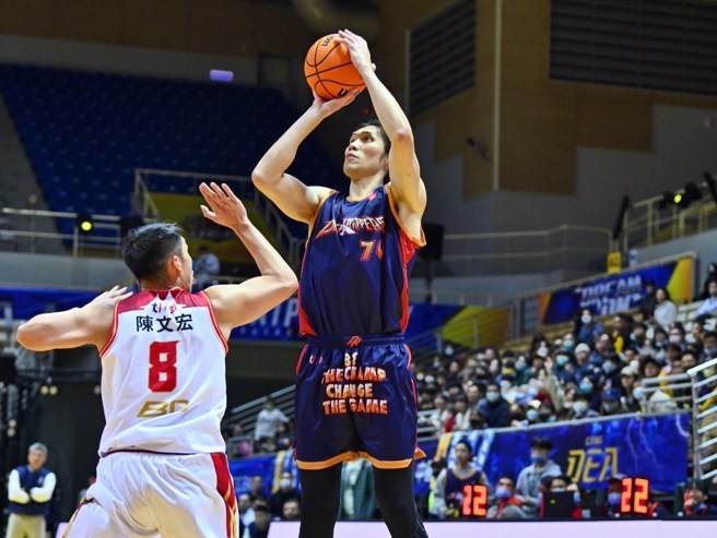 曾文鼎(右)接任职篮工会理事长。(资料照／中信特攻提供)