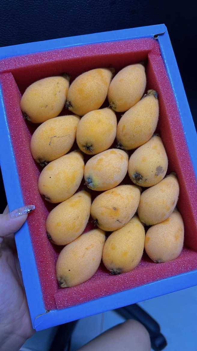 原PO买了枇杷被笑说老了，直呼「无法分辨，为何这是老人专属」。（图／翻摄脸书爆怨2公社）