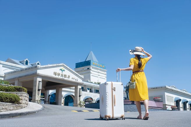 福容福隆七周年庆推「一起7旅行」住房专案，送超过6,880元Deseno精品行李箱。图／福容福隆店提供