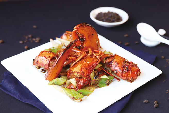 维多丽亚推出豉椒炒波士顿龙虾，让海味互相结合甘味，受到消费者欢迎。图／维多丽亚酒店提供