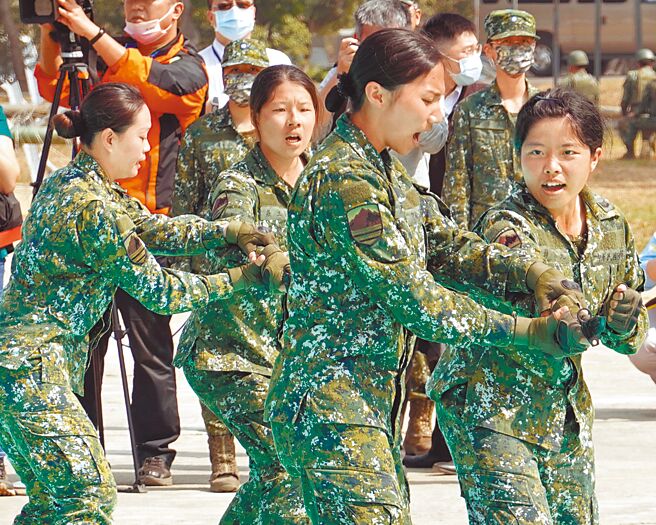 蔡英文总统25日前往嘉义视导陆军52工兵群，女性士官兵参与演练综合格斗（夺刀术）。（姚志平摄）