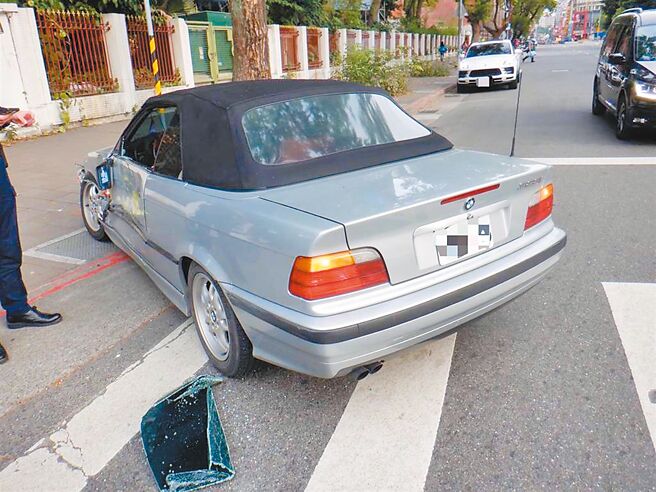 台大教授葉丙成開車遭公車側撞，感謝愛車「小銀」幫他擋下一劫。（警方提供）