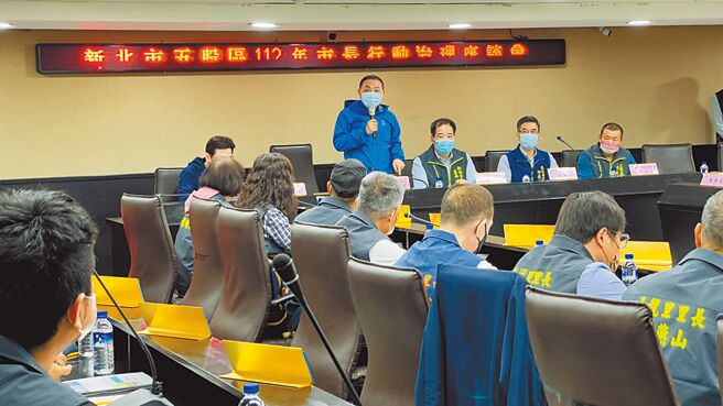 新北市长侯友宜（站立者）25日参加五股区行动治理座谈会，会中对于五股交流道改善工程也有最新进度。（吕健豪摄）
