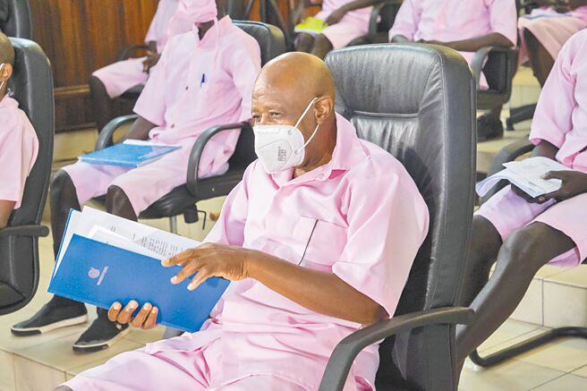 电影《卢安达饭店》原型人物鲁塞萨巴奇纳（见图）在获卢安达总统卡加米下令减刑，已于当地时间24日晚已出狱，将返回美国。（新华社）