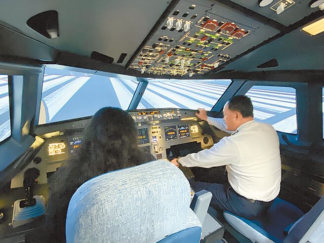 朝陽科大斥資千萬元打造A320模擬機，駕駛艙設備皆仿真機製作，可擬真呈現駕駛艙外景物。（張妍溱攝）
