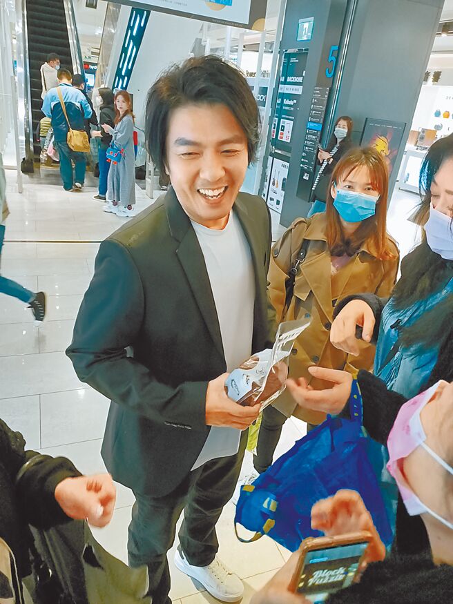 阿杜昨现身音乐会，立刻被大批歌迷包围。（尤嬿妮摄）