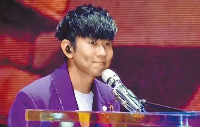 JJ前晚自弹自唱新歌献给已故恩师林秋离。（摘自林俊杰IG）