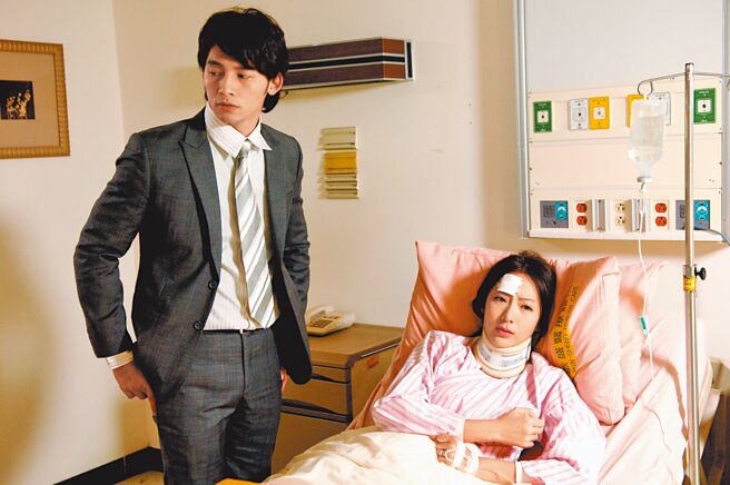 隋棠（右）和温升豪合演的《犀利人妻》剧照。（三立提供）