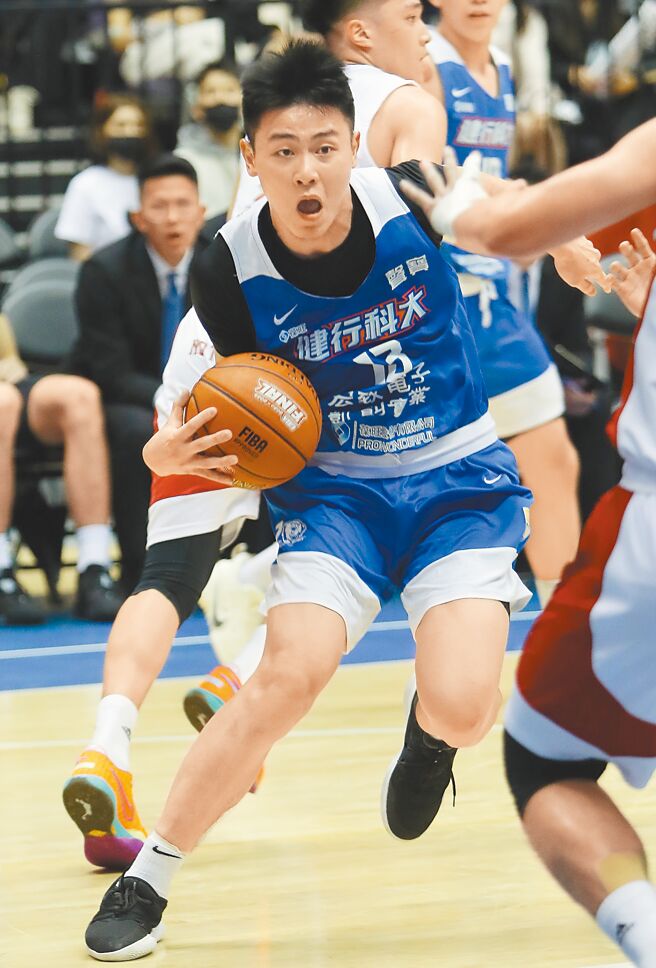 健行科大与台师大之战，健行刘丞勋攻下21分。（季志翔摄）