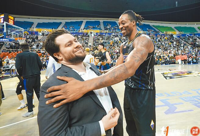 霍华德（右）跟云豹新总教练贝奈特拥抱庆祝胜利。（T1联盟提供）