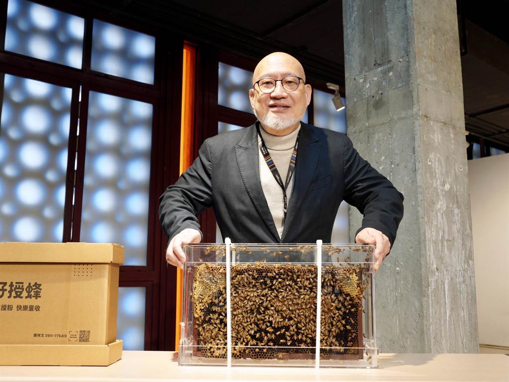 台大昆蟲系教授楊恩誠及其研究團隊所研發的無蜂王授粉蜂箱，以蜂王費洛蒙取代蜂巢內的蜂王，可解決許多農業問題。（台大提供／林志成台北傳真）