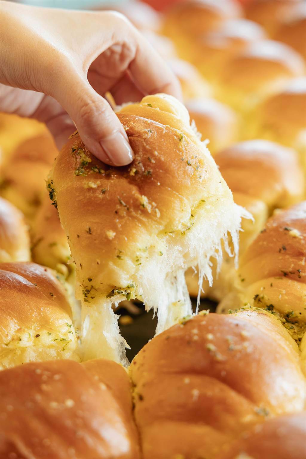 蜷尾家パン「蒜味手撕包」是創辦人幼時最愛麵包，27元。（品牌提供）
