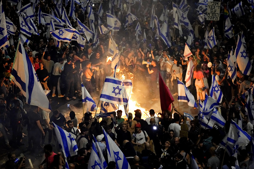 上万以色列人26日深夜霸占特拉维夫一座高速公路抗议，在公路上燃烧废弃物。（图／美联社）(photo:ChinaTimes)