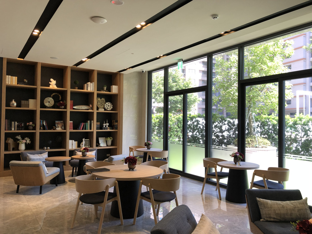 「青漾寓所」1樓規劃交誼廳，並提供輕食服務。(圖/麗寶集團提供)